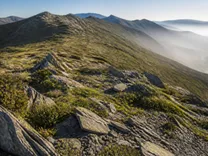 La ligne de crête de la Costiera au-dessus de la vallée du Golo, maquis et versants nus sous un ciel de juin