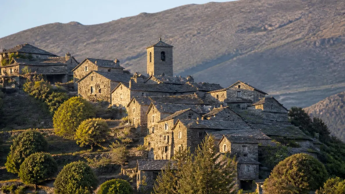 Le village de Lento étagé sur son versant de schiste, toits de lauze et clocher, la crête du Tenda dénudée au-dessus