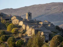 Le village de Lento étagé sur son versant de schiste, toits de lauze et clocher, la crête du Tenda dénudée au-dessus